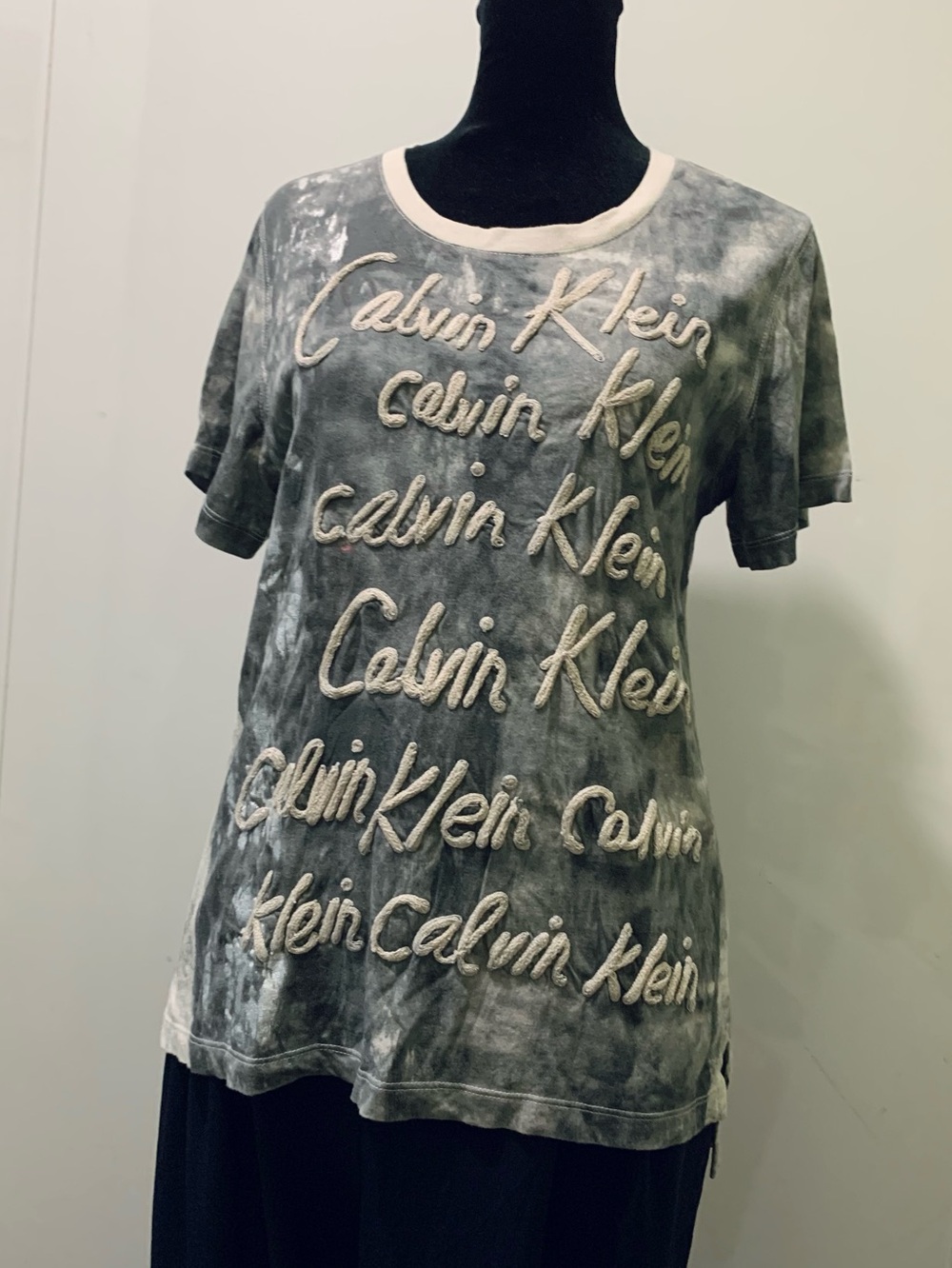 Calvin Klein Women s Gray Tie-Dye Script Logo Short Sleeve Tee